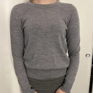 Grå tröja  - Från Lindex köpt secondhand och använt några gånger själv 😍 