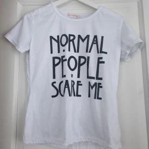 T-shirt - T-shirt med texten "NORMAL PEOPLE SCARE ME". Använd få gånnger, fint skick. Plagget tvättas och rollas innan jag fraktar iväg 📦 Går med på billigare paketpris vid köp av flera plagg.