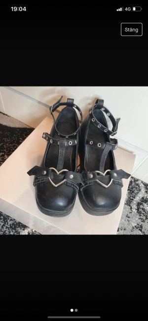 Bat wing shoes - RESERVERADE Söta skor med tjock sula i strl 37, kommer med straps för fotleden. Funkar perfekt för olika alt fashions, personligen använt med jirai Kei 