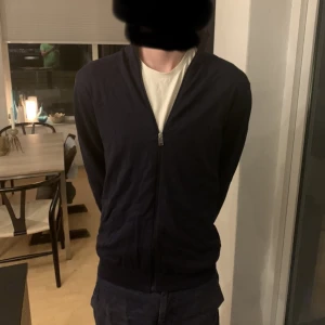 Selected homme cardigan  - Hej, säljer nu en riktigt snygg selected homme tröja för 199kr. Nypris 600kr. Pris kan diskuteras vid en snabb affär! 