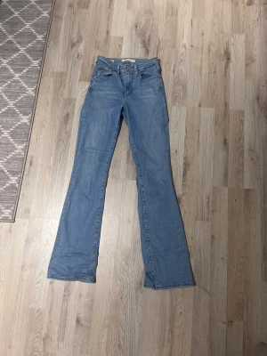 Levis bootcut jeans  - Säljer då de inte kommer till användning!