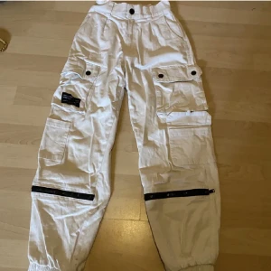 Cargo byxor  - skit snygga  Högmidjade cargobyxor <33  För mer info skriv priv^^