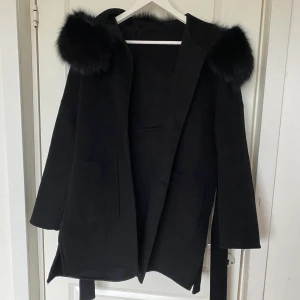 Pälskappa - Säljer denna fina pälskappan för 1600, köpt för ungefär 2100 förra året. Den har rävpäls samt äkta ull och kashmir. Den är i storlek S men passar även M då den är oversized. Passar till höst, vår men även vinter då den är väldigt varm 🫶🏻