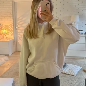 Vit hoodie - Hoodie från Bikbok i stl S! Lite nopprig därav priset, borde dock gå att fixa lite💘💘