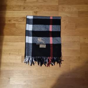 Jävligt fräsh burberry scarf jag hittade på stockholms stadsmission (secondhand butik)i sommras, säljer för jag vill köpa en moncler jacka till vintern (nypris ca 5000kr)