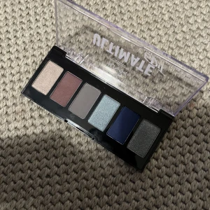 Nyx ögonskugga  - inte använd alls bara öppnad ur förpackningen men hade ingen användning av den så har bara legat där 