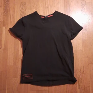 T-shirt - En basic men fin svart t-shirt.