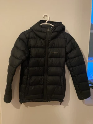 Peak Performance Vinterjacka  - Jättefin peak performance vinterjacka i väldigt fint skick 🫶🏼 använd förra vintern men inga defekter! Storlek xs men passar mig bra som är en storlek S. Skriv för fler bilder. 