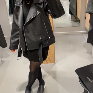 Skinnjacka  - Jättefin skinnjacka från Noisy May i strl M oanvänd prislappen sitter kvar. Ordinarie priset är 900kr. Säljer för 500kr.🤍