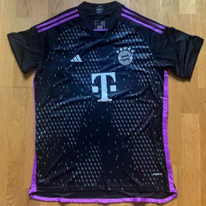  FC Bayern München Fotbollströja - FC Bayern München Fotbollströja Bortatröja Säsongen 2023/24 Storlek L Tröjan är i nyskick då jag bara har testat den och inte använt den efter det då den var för stor för mig  