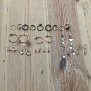 Flerpack med smycken  - Ett flerpack med smycken som innehåller 8 par örhängen och 9 ringar. Alla örhängen har pluppar och inget är sönder. Skriv om ni vill ha fler bilder💕