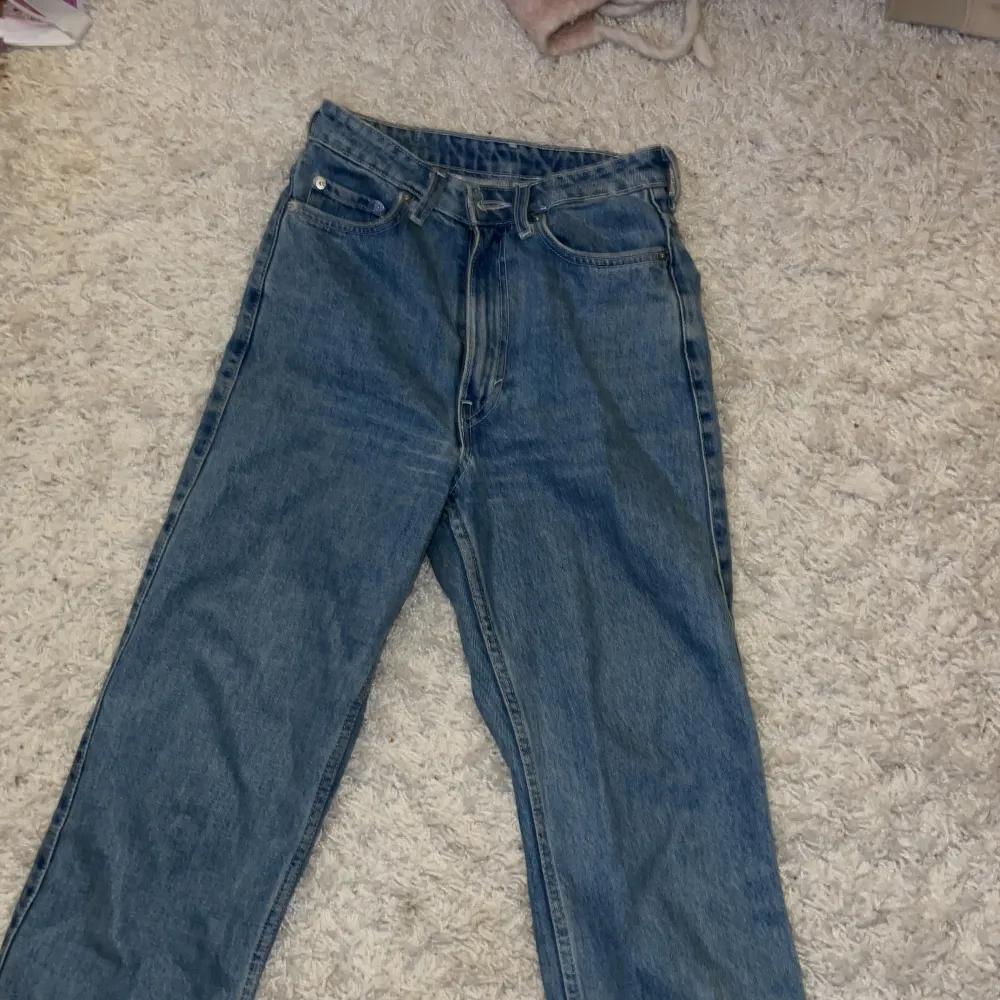 Blåa jeans i strl 25/30. I modellen Rowe. Varsamt använda. Jeans & Byxor.