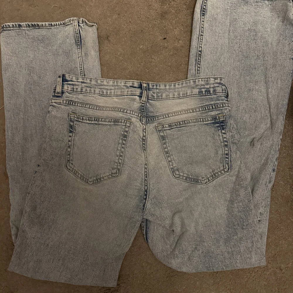 Low waist flared byxor från h&m. Använda några gånger men i bra skick! Säljer då de ej kommer till användning längre. Jeans & Byxor.