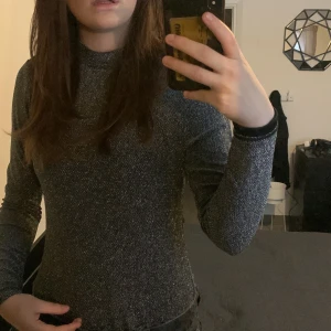Glitter body - Säljer denna super coola glitter bodyn då jag aldrig använder den, den är i riktigt bra skick, köpte för 250 och säljer nu för 100🤍 skriv för mer info🫶🏻