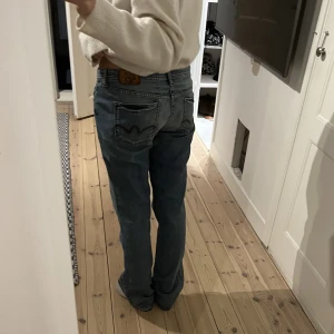 Lågmidjade bootcut jeans  - Säljer nu dessa lågmidjade jeans i storlek 36