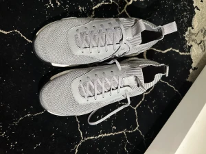 Hugo boss skor  - Säljer ett par Hugo boss skor med storlek 45. Använt 1 gång säljer pga dem är för stora. Helt nya 