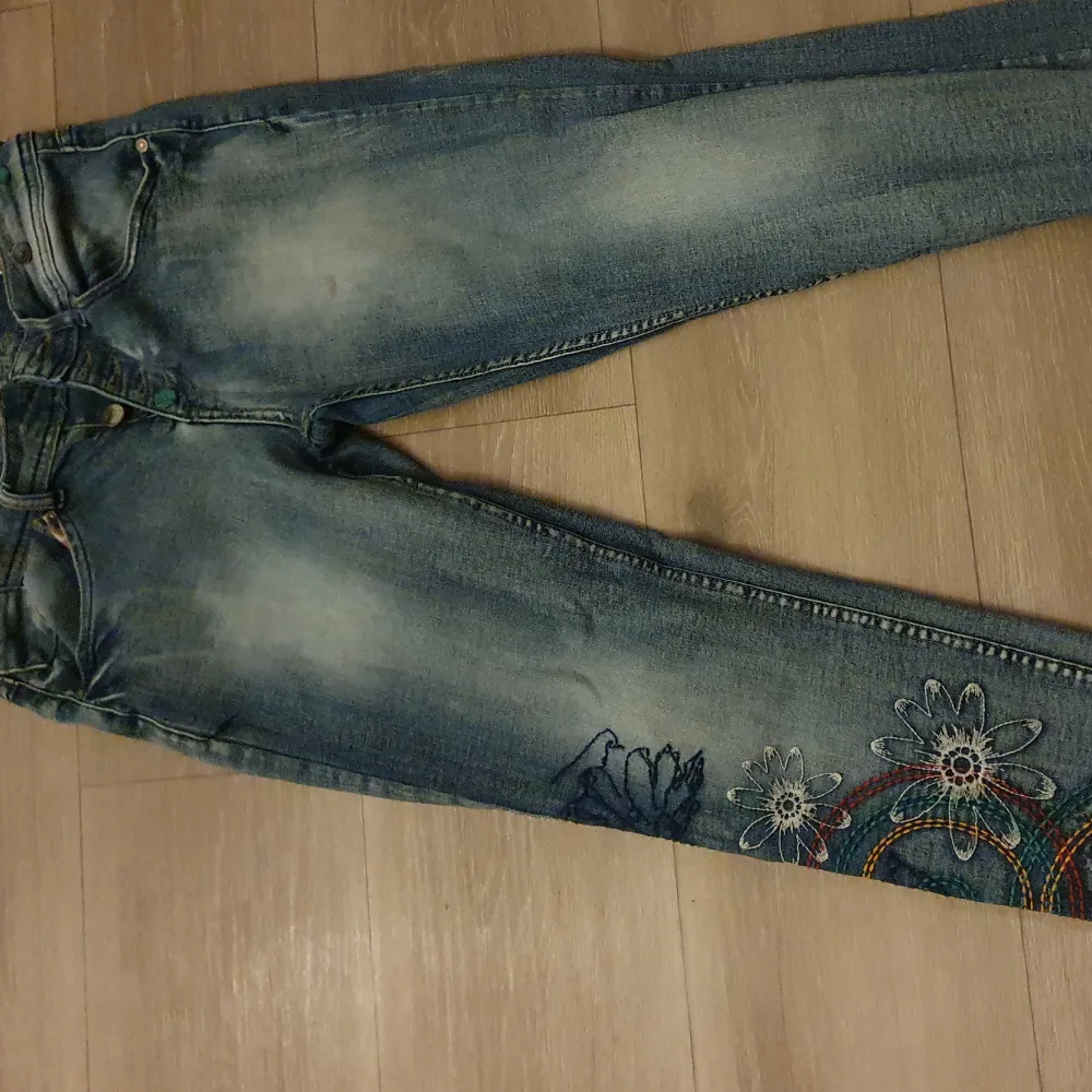 Desigual jeans. Strl 24, men stor i strl. Passar 26. Nypris 1700, säljes för 180 kr för översta knappen lossnat, går att bara sy på ny, och liten brun fläck.. Jeans & Byxor.