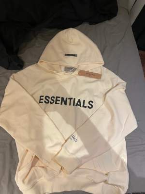 Säljer denna oanvända Essentials Fear of god hoodie. Den är storlek L. Kvittot finns även på köpet