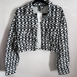 Jacka  - Cropped twill jacket  Storlek S men är stor i storleken så passar även  M 