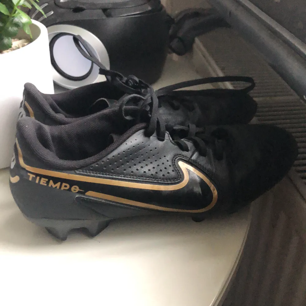 Säljer mina Nike Tiempo skor pga att jag inte spelar fotboll längre dom är andvända 3-4 ggr Nypris 999kr. Skor.