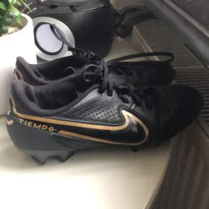 Säljer mina Nike Tiempo skor pga att jag inte spelar fotboll längre dom är andvända 3-4 ggr Nypris 999kr