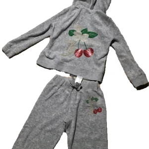 Juicy couture set - Jätte gulligt juicy set i stolek 4 (barn). Skriv för fler bilder 