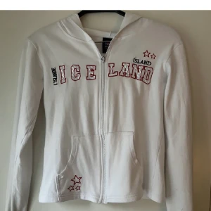 Jätte fin zipup  - Fin zipup som ja köpt från Plick, säljer då den inte kommer till användning längre. Tröjan har säkert nån missfärgning men de är inget ja lagt märke till 