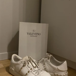 Valentino skor  - Jag tänkte sälja mina äkta Valentino skor på grund av fel storlek. Skorna är fortfarande i bra skick dock lite små defekter. Skriv för fler frågor eller bilder! Tillkommer box, priset kan diskuteras!😊