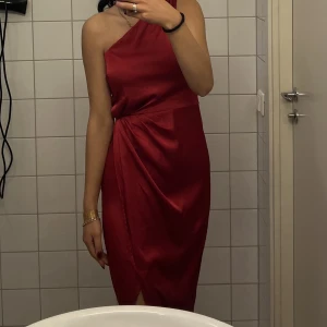 Röd satin klänning  - Använd endast en gång i ett par timmar, nyskick passar jättebra inför bröllop och fester.  Den är i storlek S 