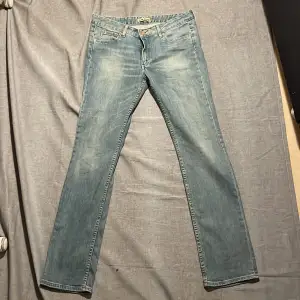 Ett par acne jeans i utmärkt skick och har inga hål eller andra defekter.  Byxorna är i storlek W31 L32 och i slim fit. Hör av dig för fler bilder eller frågor. Mvh Scandinav garderoben.