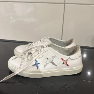 Arigato skor - Sneakers i nästintill nytt skick. Skorna säljs inte längre tror jag men låg på nypris ca 2500kr. Skorna har bara använts fåtal gånger och är nu för små.