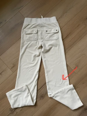 SE hit! 💫 - Juicy byxor cream vit! Så snygga och är som nya! Förutom att det kommit 2 fläckar och jag vet inte om dom går bort eller inte. Men dom syns knappt. Därför är dom BILLIGA! 💕💕 storlek xxs 💫 köparen står även för frakt.