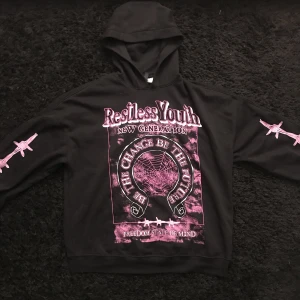 Restless Youth hoodie - Strl L men passar som en XL :) skriv bara om fler bilder eller frågor<3