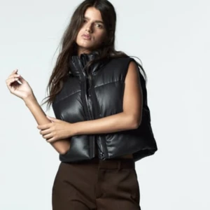 Skinnväst - Jättebra skick. Kort i modellen. Använd ett fåtal gånger. Pris kan diskuteras vid snabb affär.