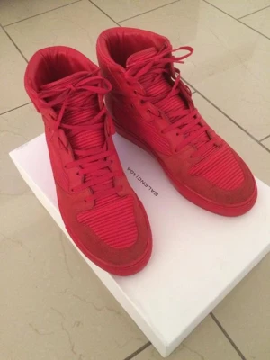 Balenciaga pleated sneaker red  - Storlek 40 som passar 41-42  Mycket bra skick  Finns låda och dustbag  Kanye west
