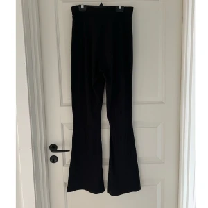 Yoga pants  - Ribbade yoga pants från Nelly i storlek S. Använda två gånger, är i nyskick. Köparen står för frakten. 