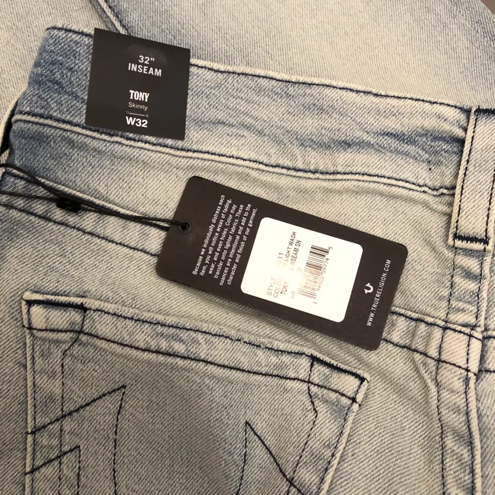 Helt nya True religion jeans med lappar kvar. Storlek 32x32. Använd gärna köp nu!. Jeans & Byxor.