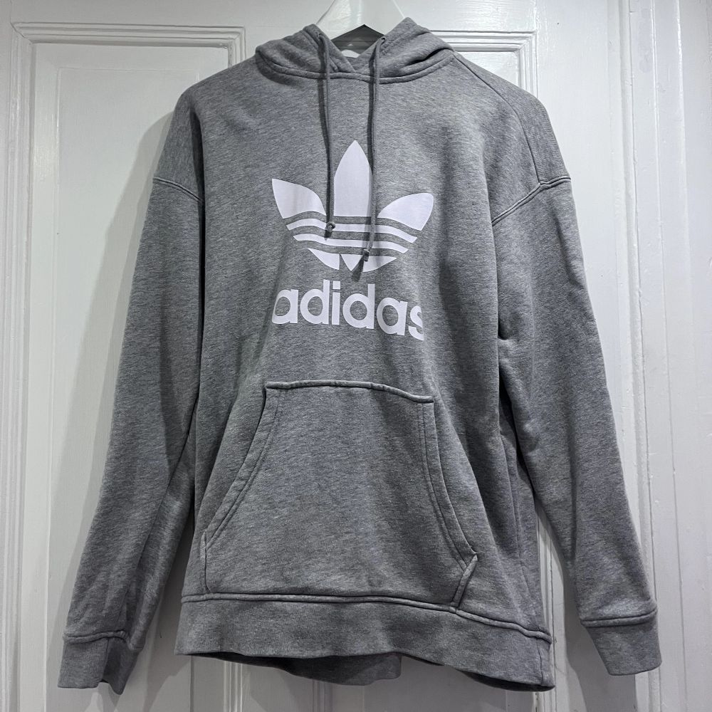Grå Adidas hoodie - Adidas | Plick Second Hand