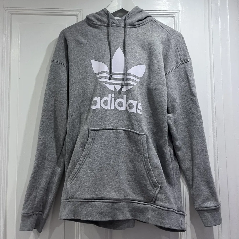 Snygg grå Adidas hoodie,  34 i dam storlek, L i barn storlek. Köparen står för frakt💕. Hoodies.