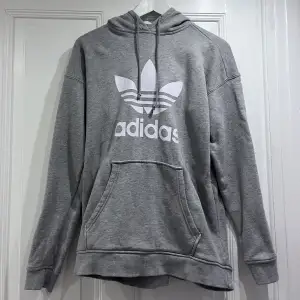 Snygg grå Adidas hoodie,  34 i dam storlek, L i barn storlek. Köparen står för frakt💕