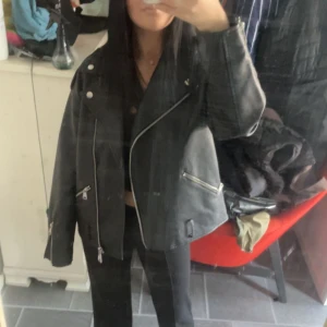 Missguieded skinnjacka  - Skinnjacka från missguided köpt på Nelly  250kr+frakt 