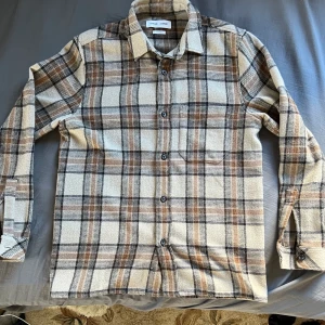 Samsoe Samsoe. Storlek: L - Här kommer en jävligt najs och snygg overshirt från Samsoe Samsoe, storlek L. Den är tjock och varm. Model: Waltoned C Overshirt    