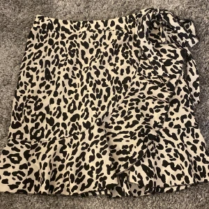 Kjol - Fin sommar kjol som går och shystera vid midjan