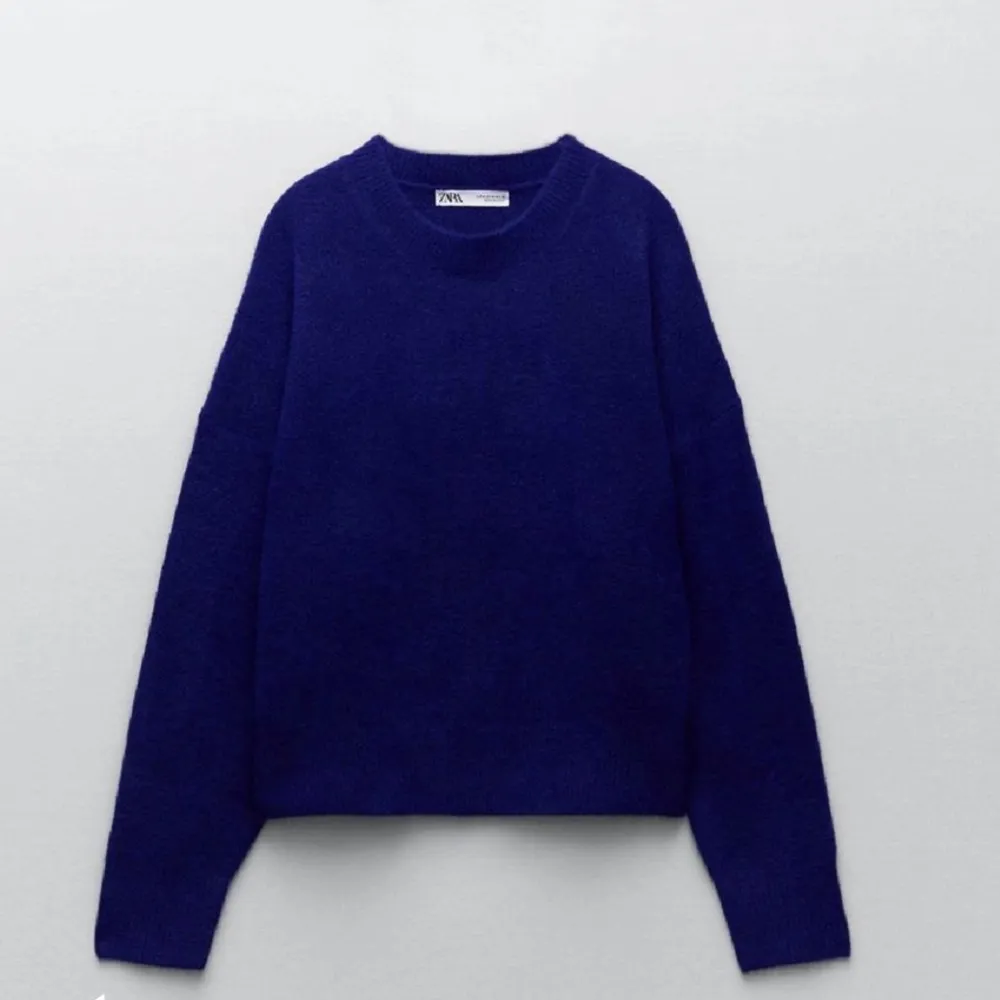 En stickad blå tröja från zara i storlek m men passar även en s. Köpte för 350 kr och den är i bra skick💕. Stickat.