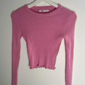 rosa ribbad tröja som är väldigt strechig, storlek s. Knappt använd🫶🏼Hör av er vid frågor, pris kan diskuteras 
