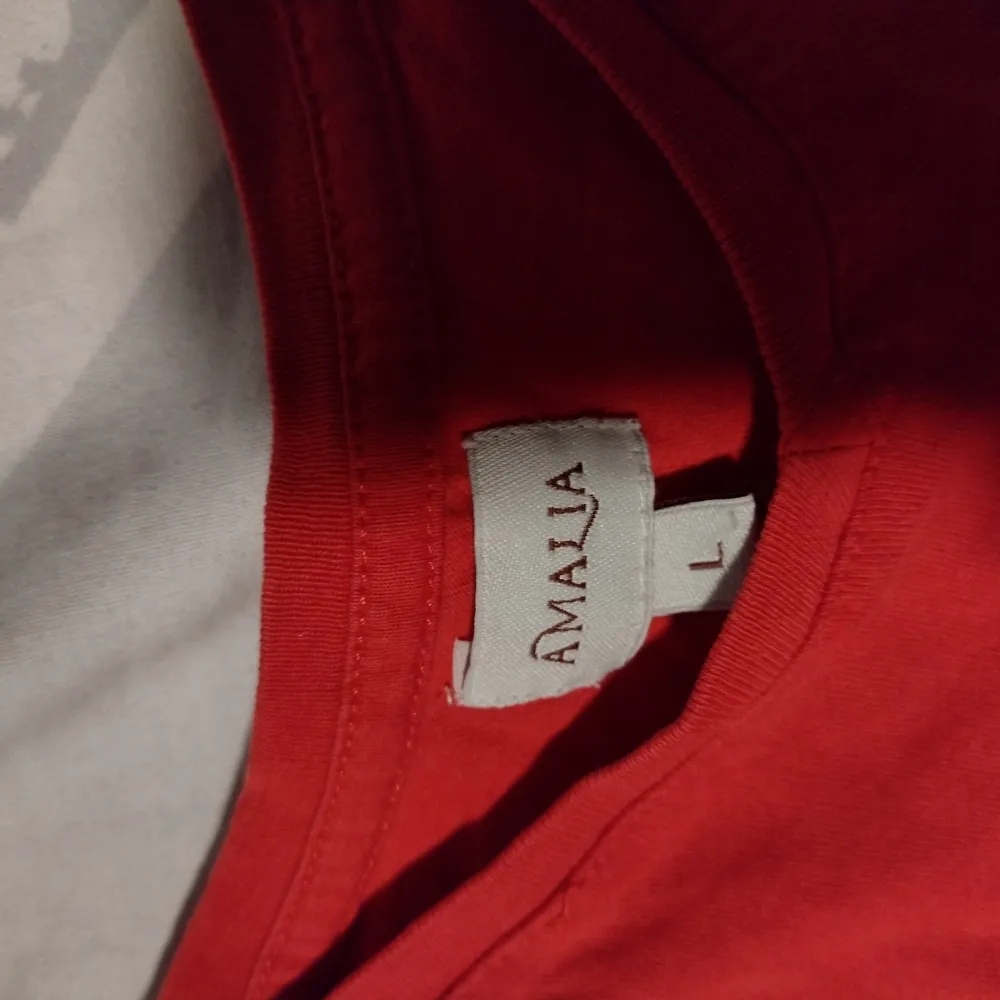 Röd T-shirt från Amalia. Har legat i garderoben i flera år och kommer inte till användning. Kanske aningen urtvättad, annars fint skick. 😄 . T-shirts.