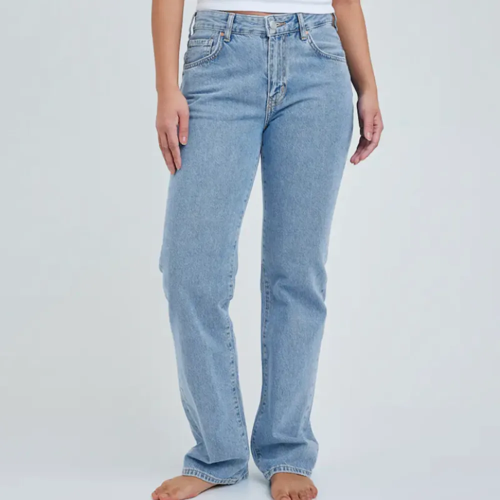 Säljer dessa fina jeans från bikbok, för dom används för lite. Dom är i bra skick och sitter fint på! Storlek 26 och längd 32!🤍🤍ordinarie pris 700kr . Jeans & Byxor.