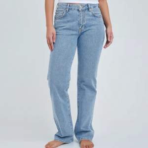 Säljer dessa fina jeans från bikbok, för dom används för lite. Dom är i bra skick och sitter fint på! Storlek 26 och längd 32!🤍🤍ordinarie pris 700kr 
