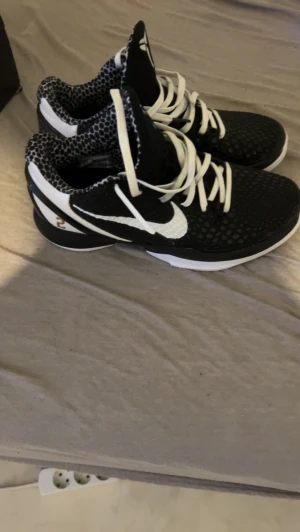 Kobe 6 mambacita stl. 43 - Skorna är i jätte bra skick. Använd 2 gånger sammanlagt. Köpta i USA maj 2022. Säljs p.g.a de inte passar mig längre.