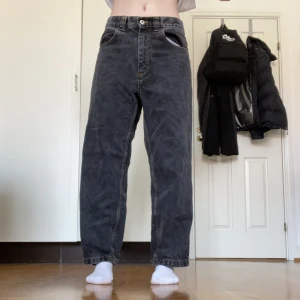 Polar skate co. - Säjer mina polar skate jeans köpta från junkyard ca ett år sen. Änvända en gång och fortfarande i topp skick. Storlek är 28/30.   Org pris - 1 199kr